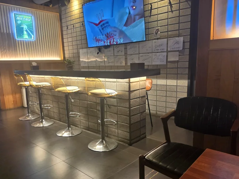 스툴이 나란히 놓인 친구포차 바 좌석