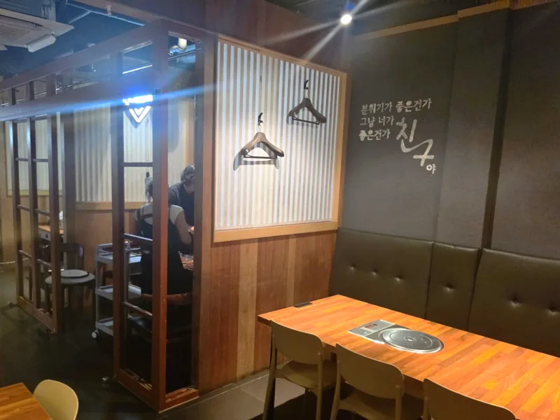 이어 붙인 화로 테이블과 가죽 벤치