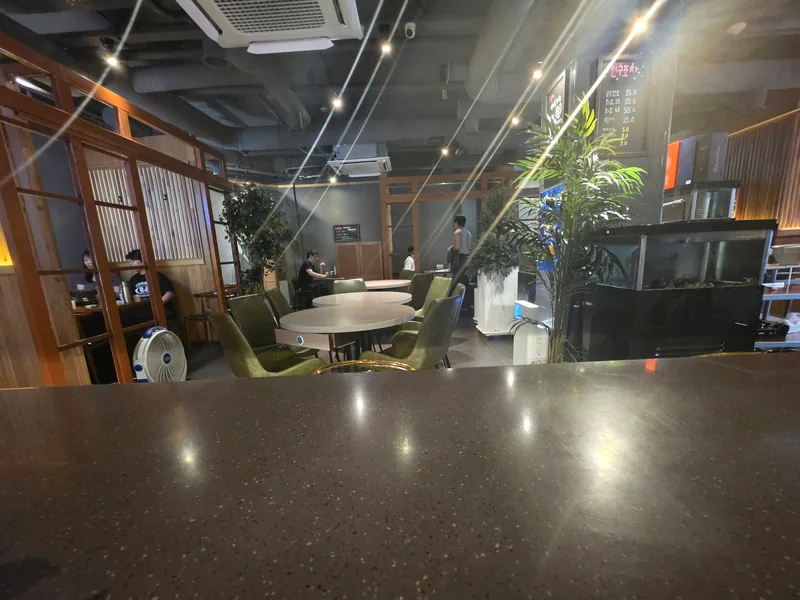조명이 켜진 친구포차 바 좌석